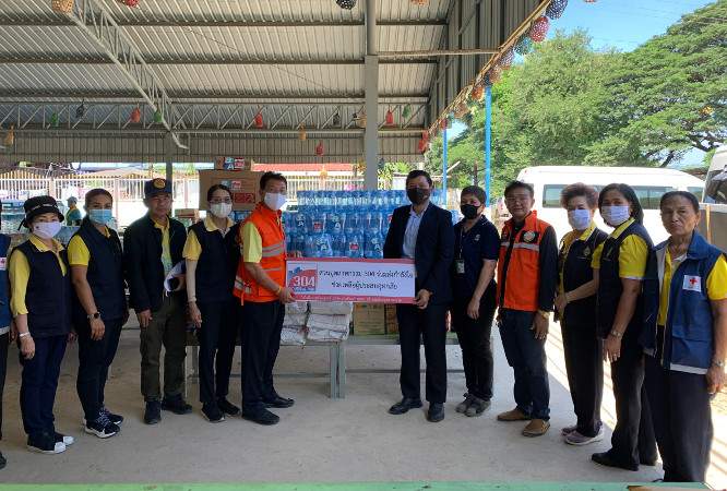 304 Industrial Park provides food and water to help flood victims in Nadi district, Prachinburi province