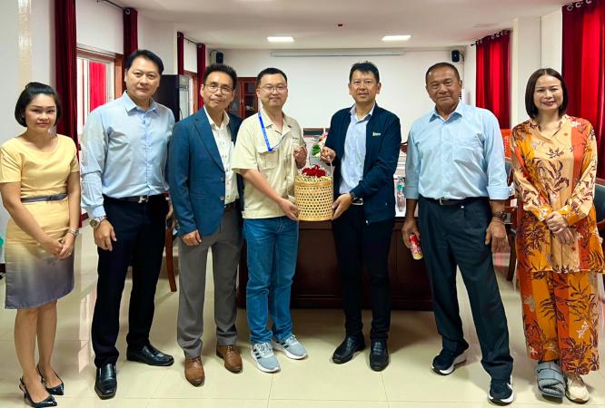 304工業団地は中秋節にあたって入居企業に月餅を贈ります。