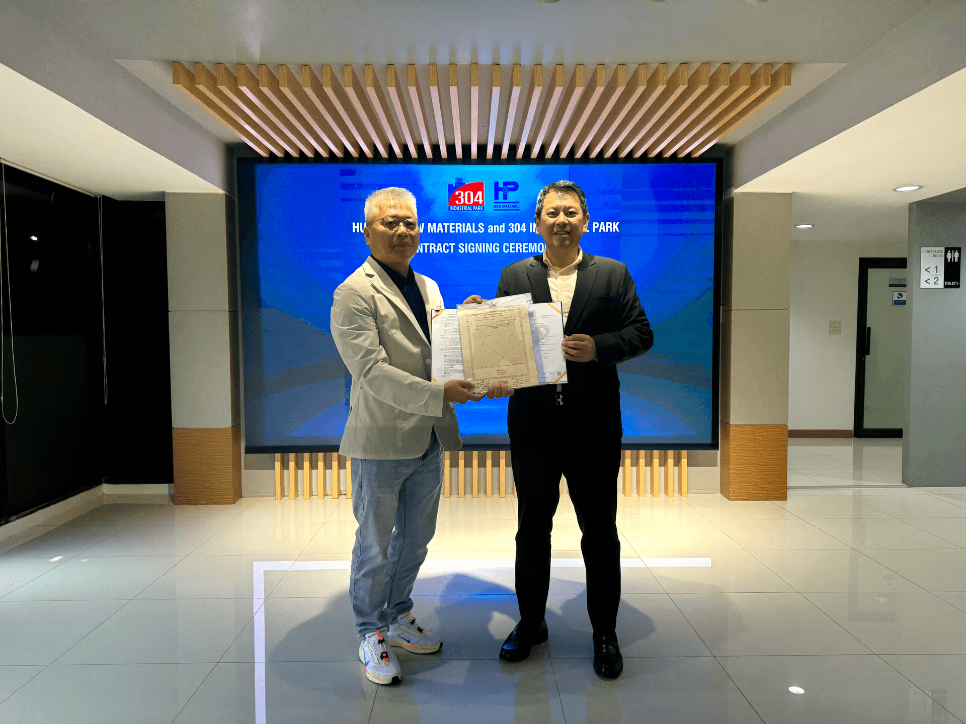 สวนอุตสาหกรรม 304 ลงนามสัญญาซื้อขายที่ดินกับบริษัท ฮุงไป่ นิว แมททีเรียลส์ จำกัด
